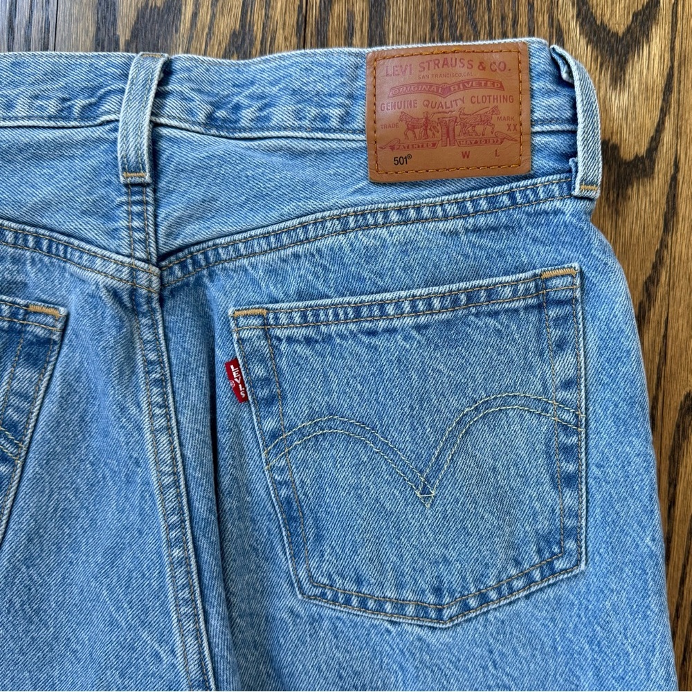 Levi’s 501 Original Straight Leg Jeans in Light Wash - Size 28 - Picture 3 of 7